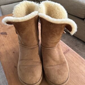 Women’s 9 Ugg Boots w/ Button